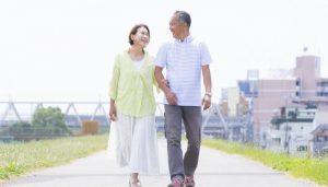 仲良く歩く老夫婦